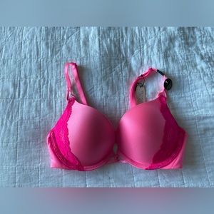 Victoria’s Secret bombshell plunge bra